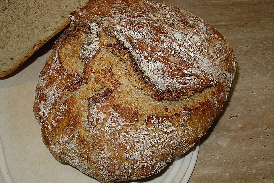 Rustikales Brot im Bräter