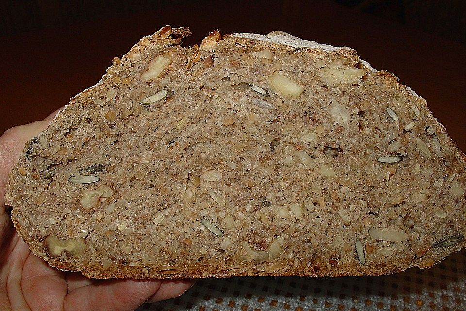 Rustikales Brot im Bräter