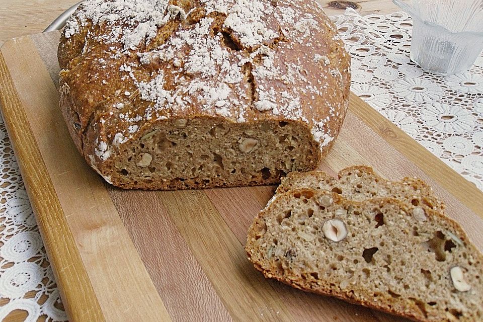 Rustikales Brot im Bräter