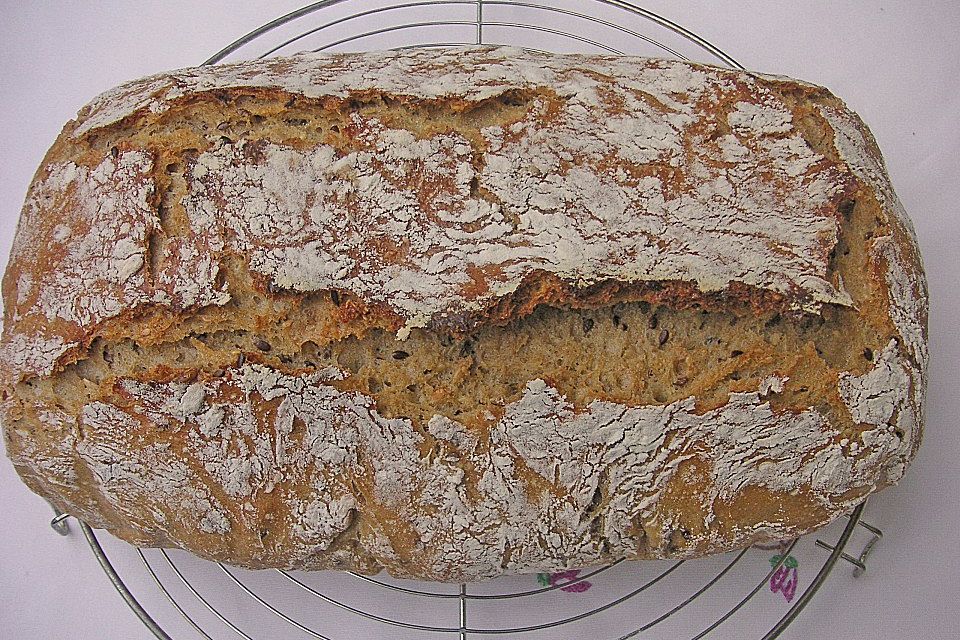 Rustikales Brot im Bräter