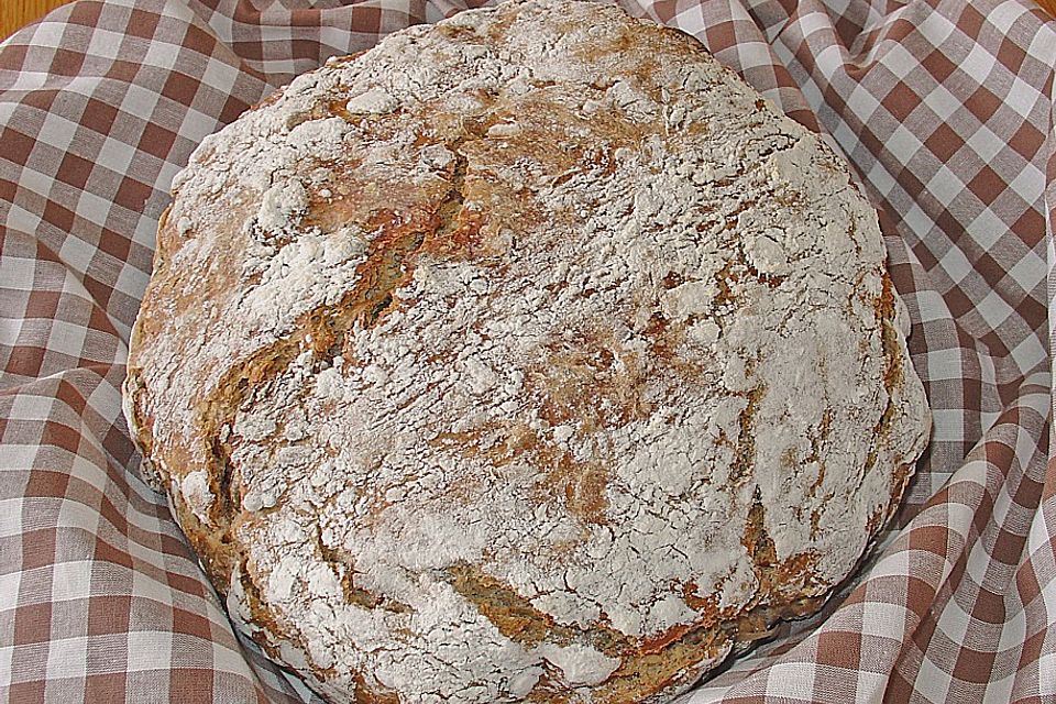 Rustikales Brot im Bräter