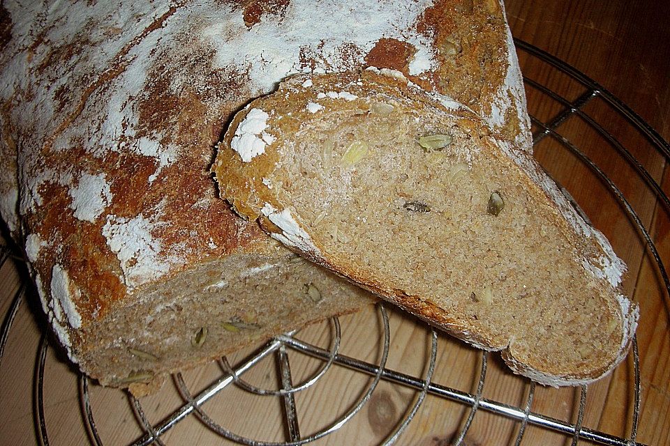 Rustikales Brot im Bräter