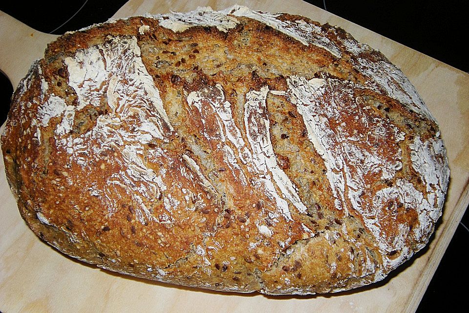 Rustikales Brot im Bräter