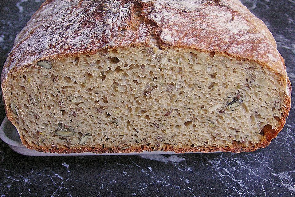 Rustikales Brot im Bräter