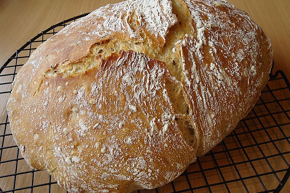 Rustikales Brot im Bräter