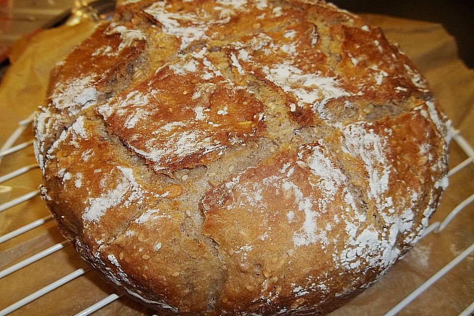 Rustikales Brot im Bräter