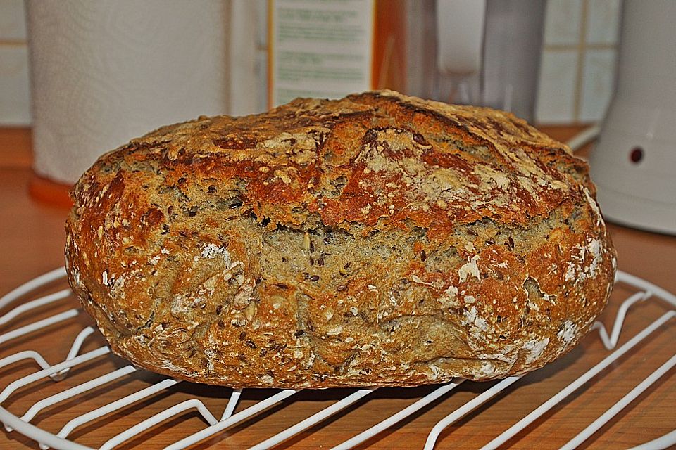 Rustikales Brot im Bräter