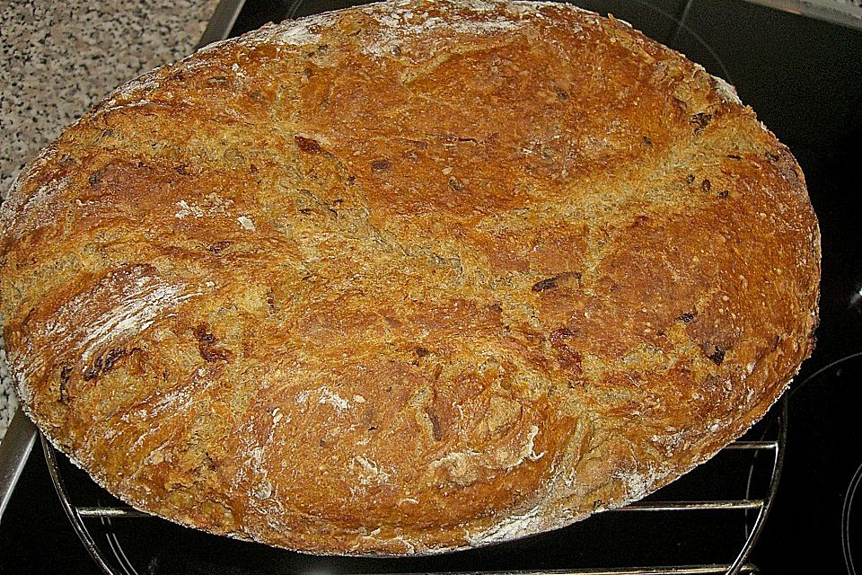 Rustikales Brot im Bräter