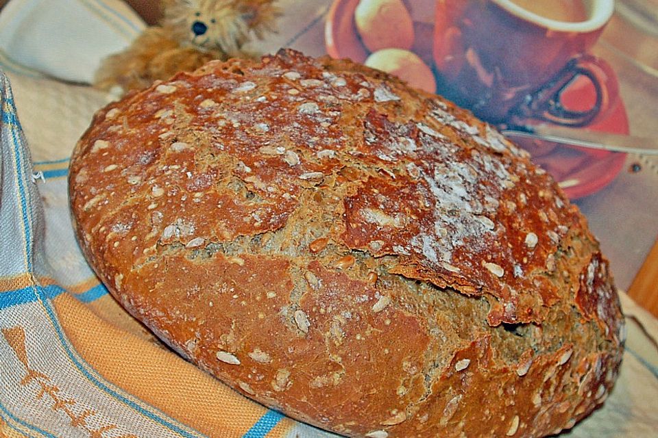 Rustikales Brot im Bräter