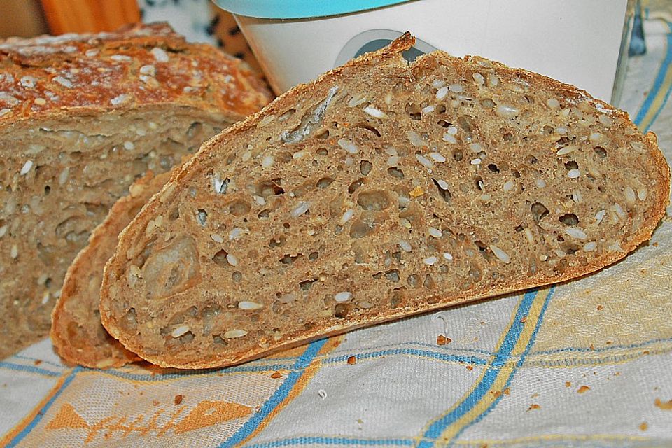 Rustikales Brot im Bräter