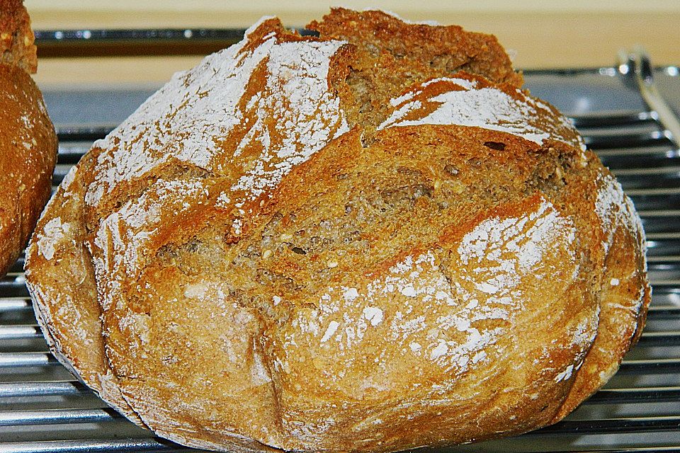 Rustikales Brot im Bräter