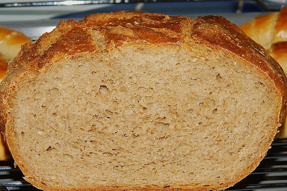 Rustikales Brot im Bräter