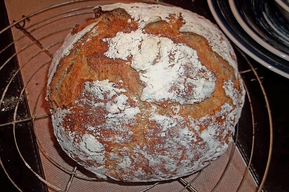 Rustikales Brot im Bräter