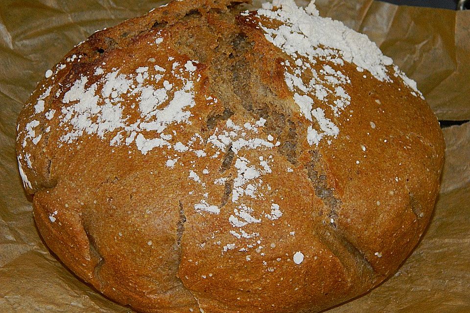 Rustikales Brot im Bräter