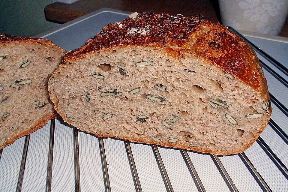 Rustikales Brot im Bräter