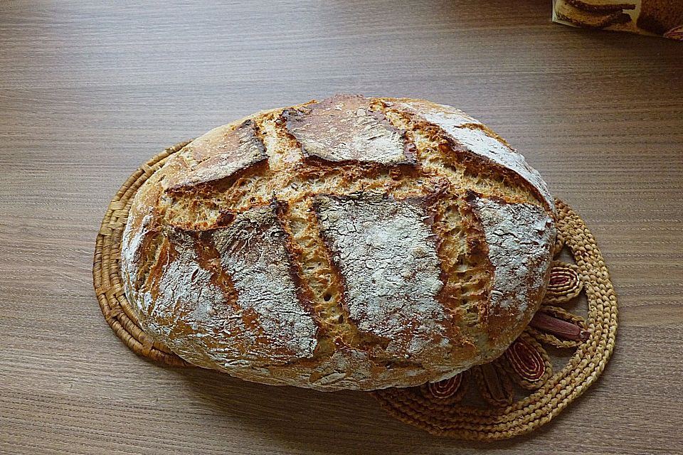 Rustikales Brot im Bräter