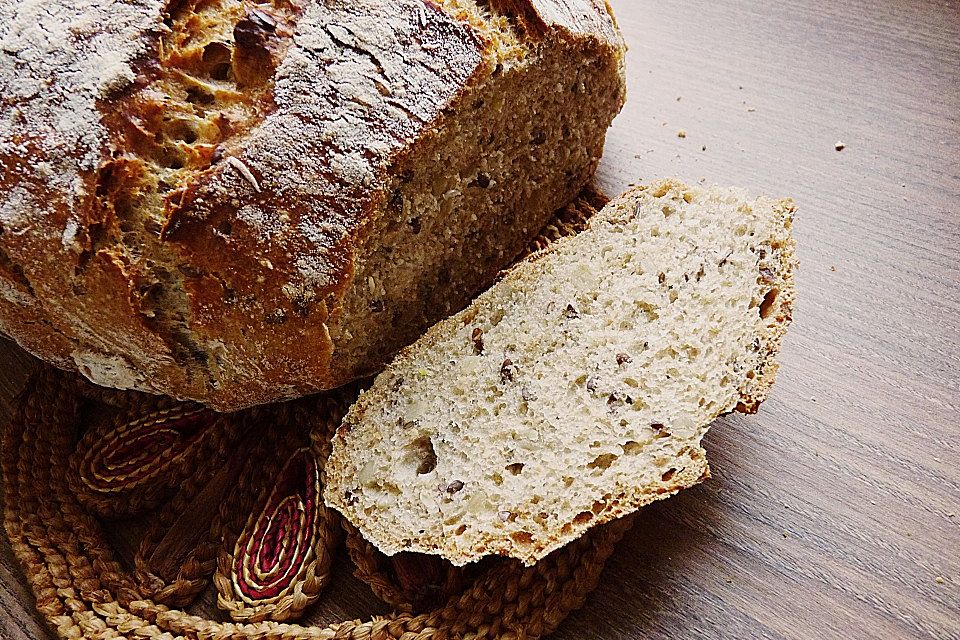 Rustikales Brot im Bräter