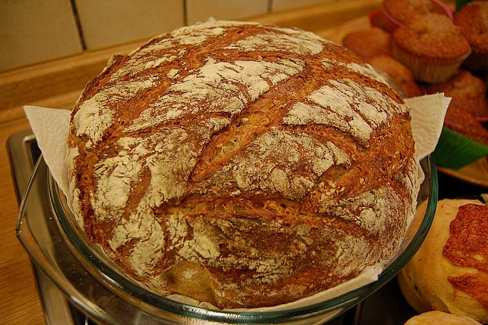 Rustikales Brot im Bräter