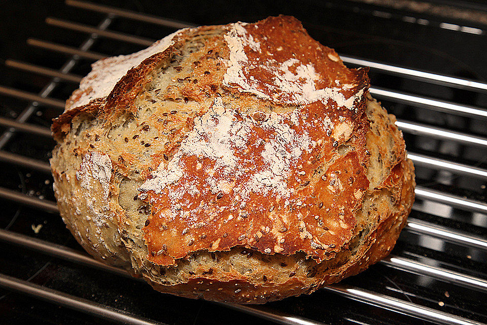 Rustikales Brot im Bräter