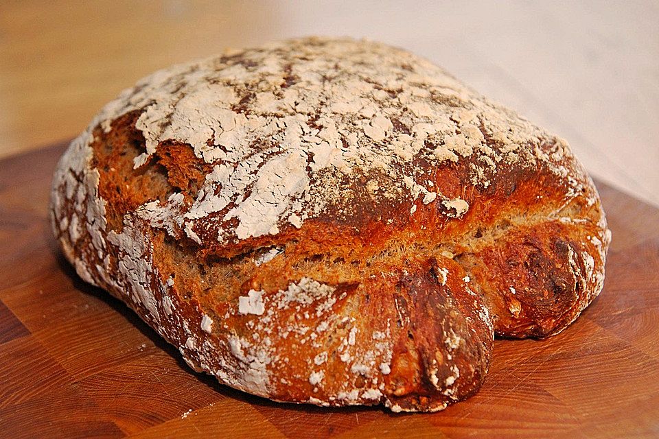 Rustikales Brot im Bräter