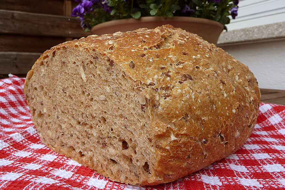 Rustikales Brot im Bräter