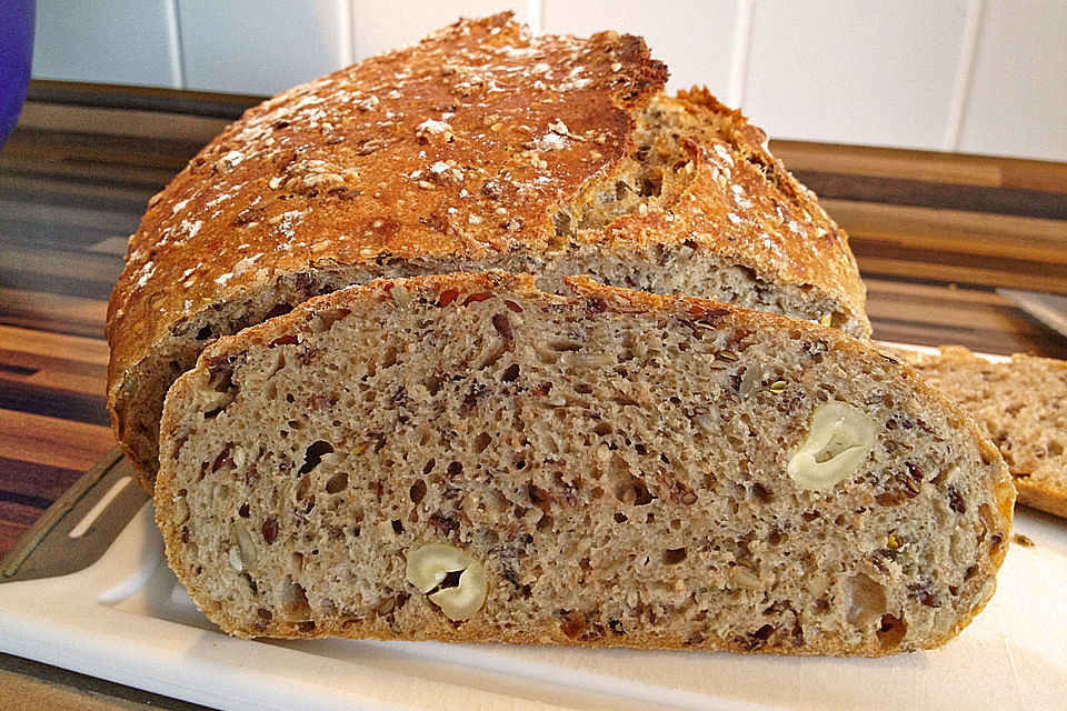 Rustikales Brot im Bräter