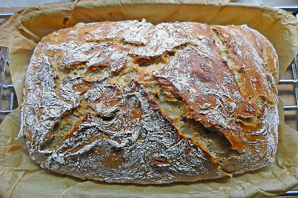 Rustikales Brot im Bräter