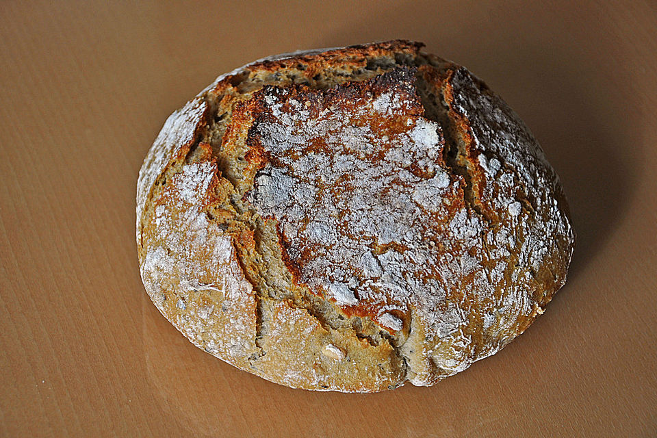 Rustikales Brot im Bräter