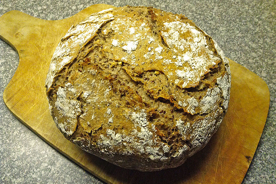 Rustikales Brot im Bräter