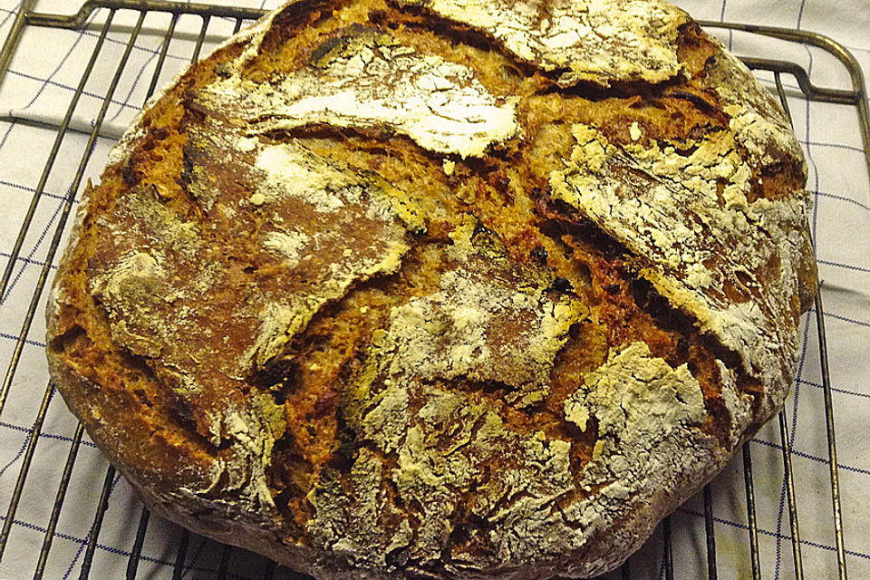 Rustikales Brot im Bräter