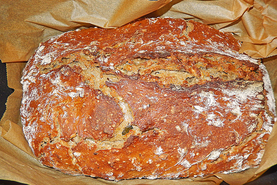 Rustikales Brot im Bräter