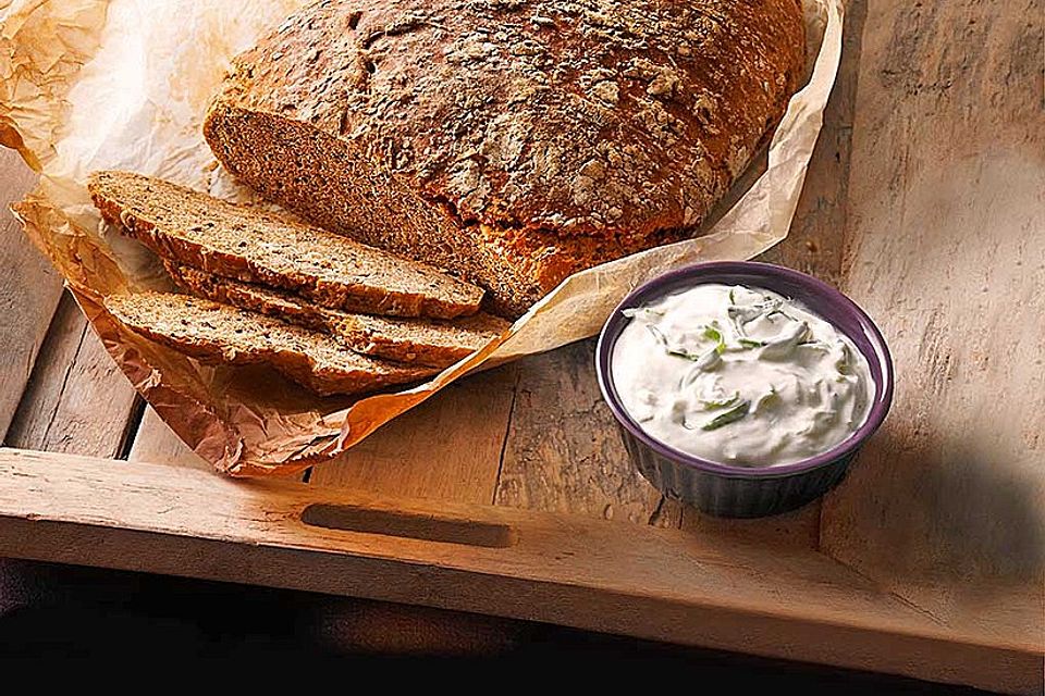 Rustikales Brot im Bräter