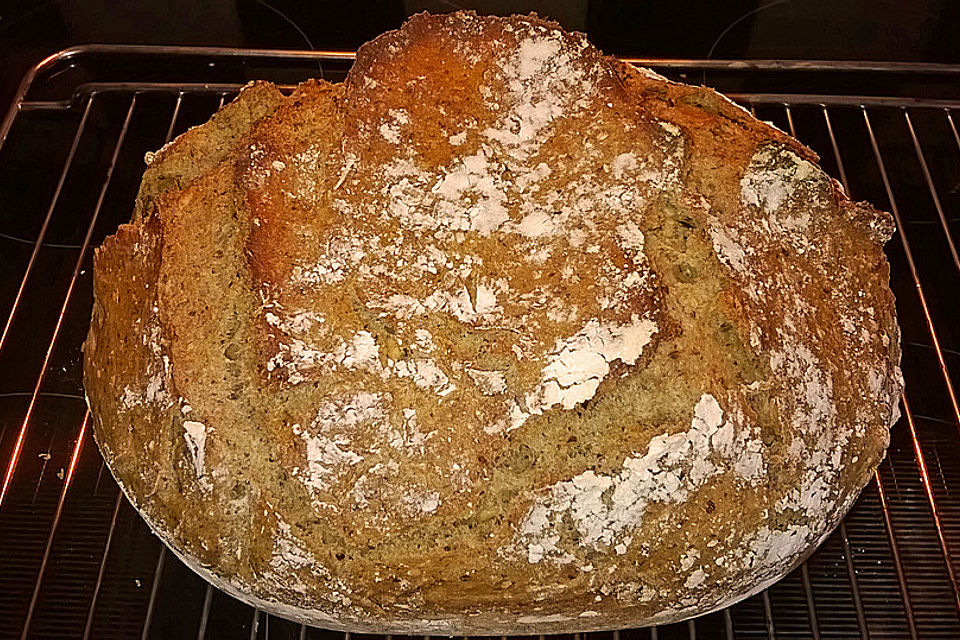 Rustikales Brot im Bräter