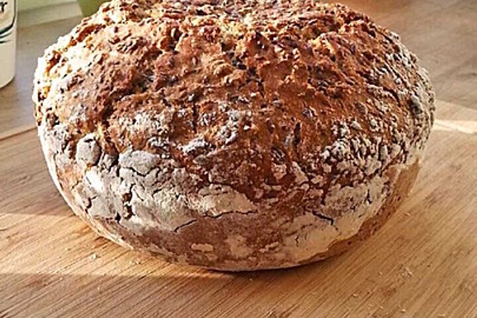 Rustikales Brot im Bräter