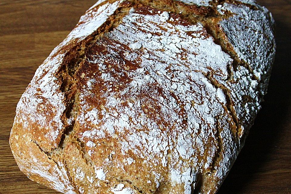 Rustikales Brot im Bräter