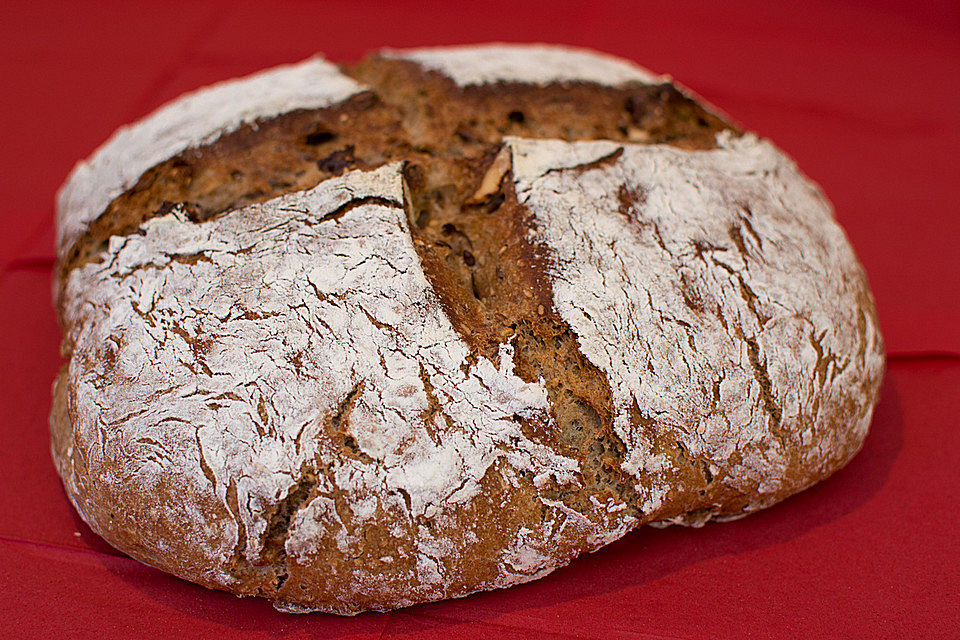 Rustikales Brot im Bräter