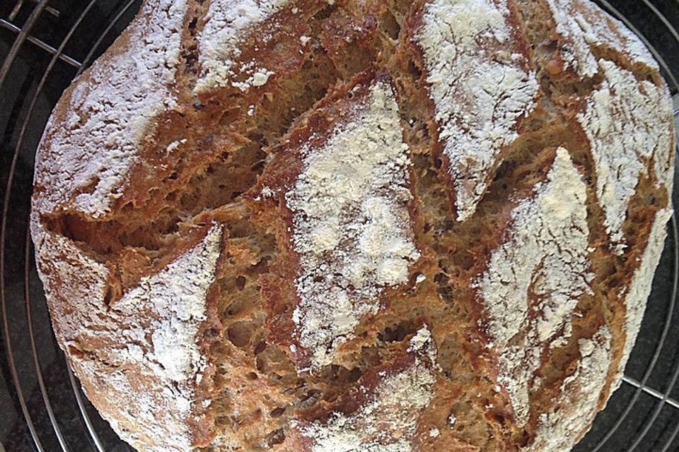 Rustikales Brot im Bräter