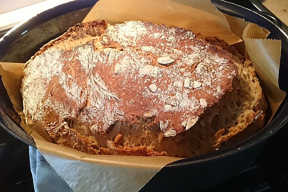 Rustikales Brot im Bräter