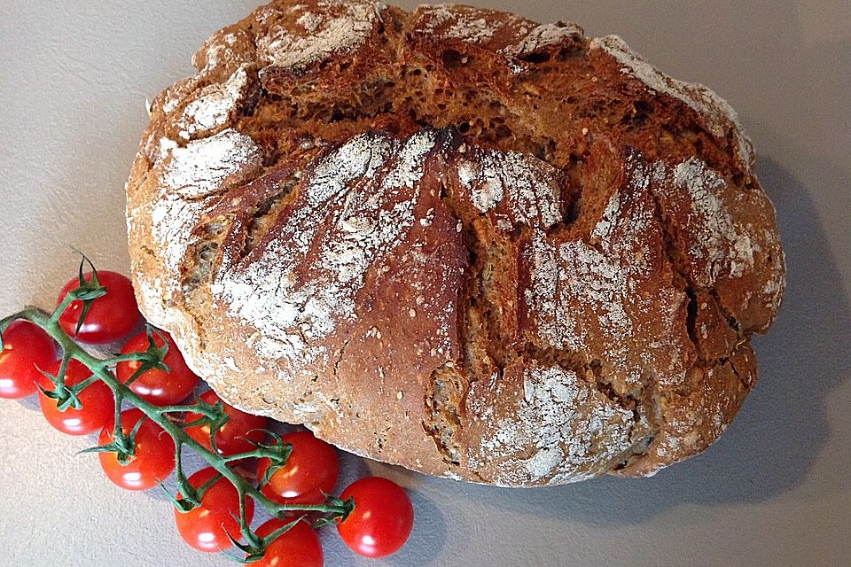 Rustikales Brot im Bräter