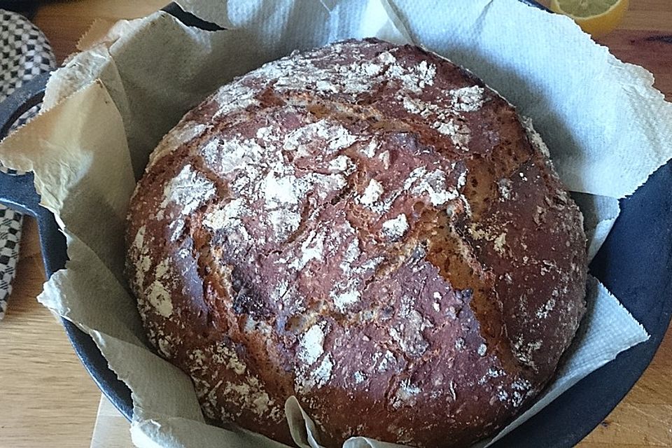 Rustikales Brot im Bräter