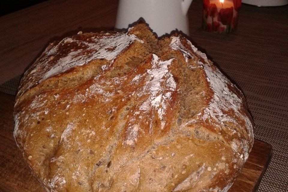 Rustikales Brot im Bräter