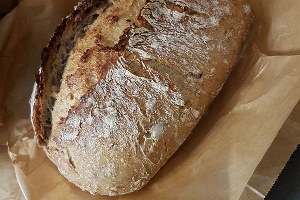 Rustikales Brot im Bräter