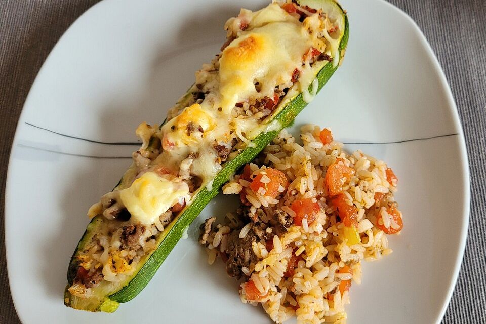 Zucchini mit Hackfleisch - Reis Füllung und Tomatensauce