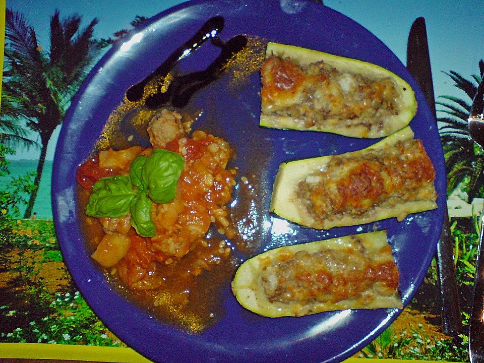 Zucchini mit Hackfleisch - Reis Füllung und Tomatensauce - Kochen Gut ...