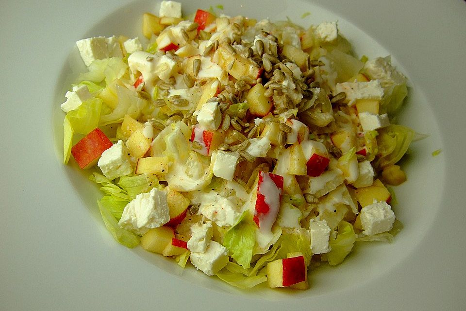 Eisbergsalat mit Fetakäse, Apfel und gerösteten Sonnenblumenkernen