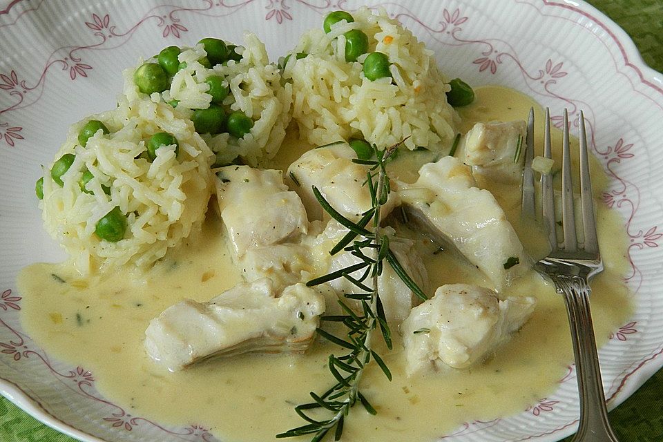 Rotbarschfilet in Sahne-Senfsauce mit Erbsenreis