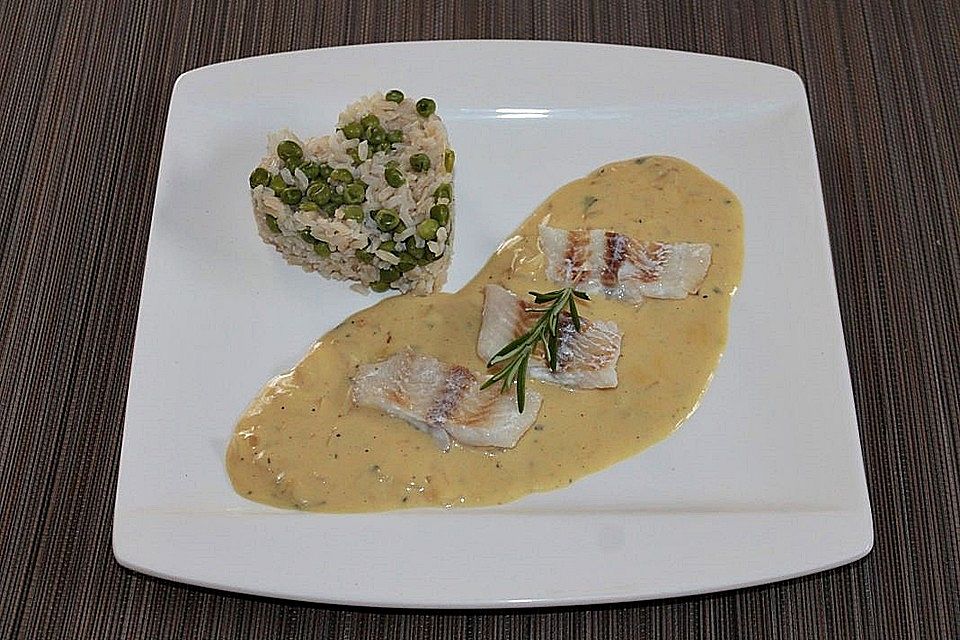 Rotbarschfilet in Sahne-Senfsauce mit Erbsenreis