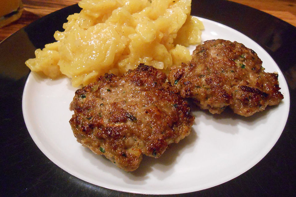 Fleischpflanzerl mit bayerischem Kartoffelsalat