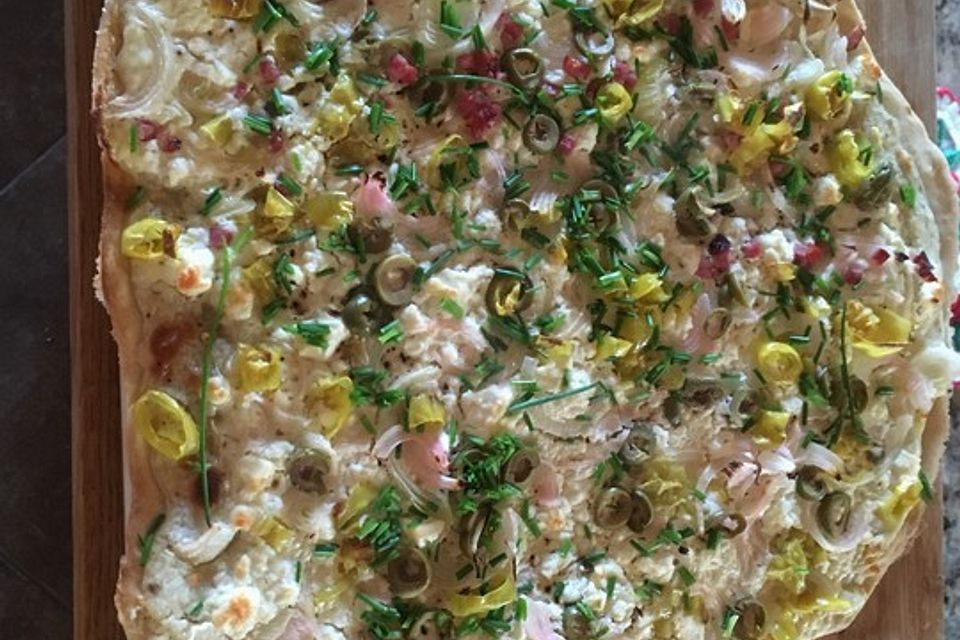 Flammkuchen mit Feta, Peperoni und Oliven