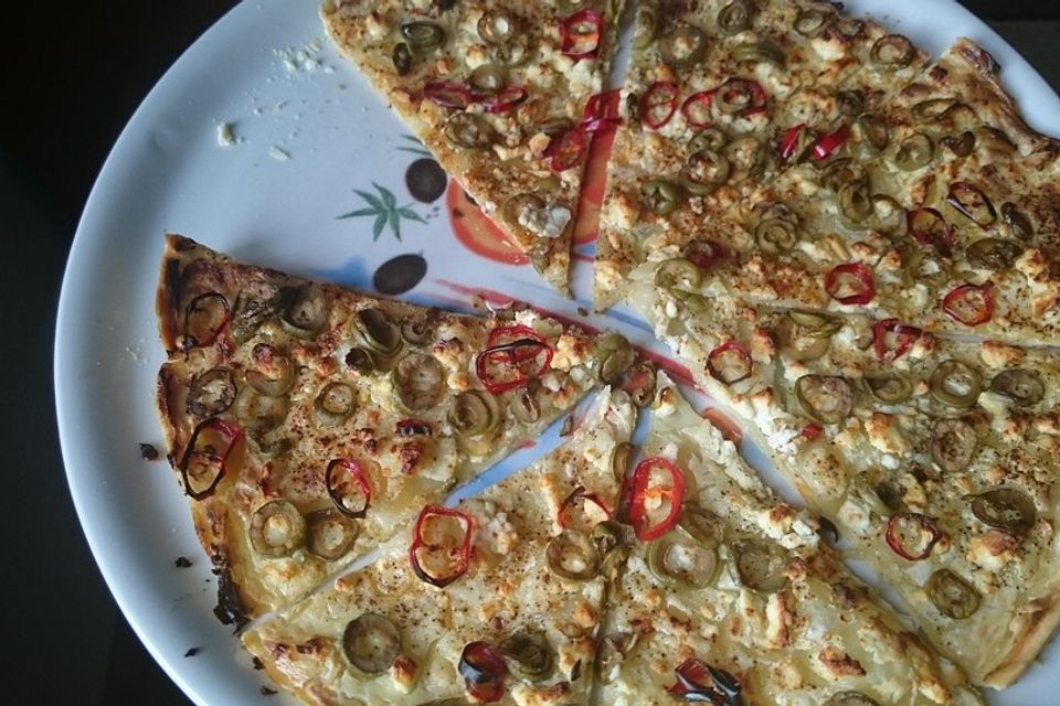 Flammkuchen mit Feta, Peperoni und Oliven